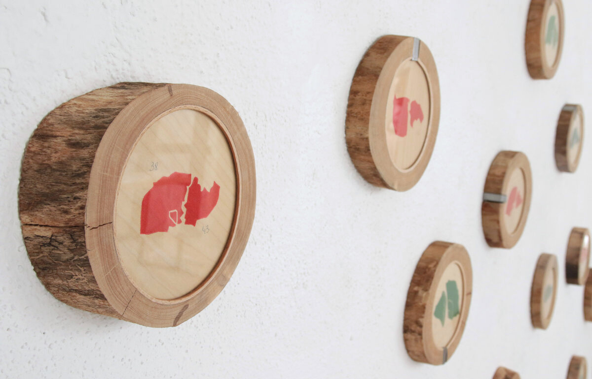 1128 {pré-à-vi}, (détail) installation de modules, bois de hêtre, linogravures sur feuilles de bois, verre, métal, 16cm de diamètre en moyenne, 2025