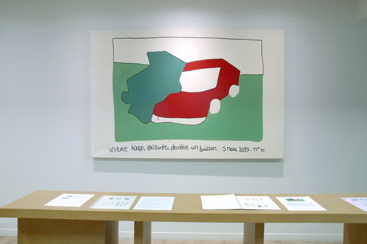 Voiture rouge brillante derrière un buisson