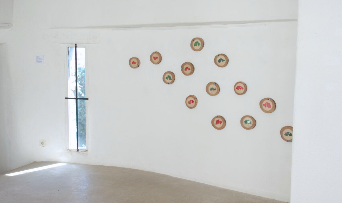 Vue de l'exposition à la Maison de la Tour, Valaurie, 2025, installation 1128 {pré-à-vi}.