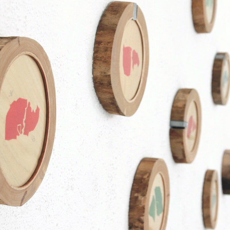 1128 {pré-à-vi}, (détail) installation de modules, bois de hêtre, linogravures sur feuilles de bois, verre, métal, 16cm de diamètre en moyenne, 2025