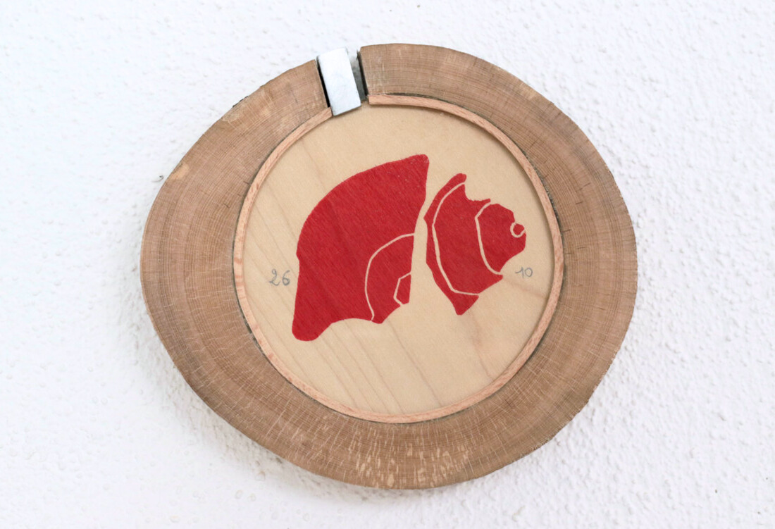 1128 {pré-à-vi}, (détail) installation de modules, bois de hêtre, linogravures sur feuilles de bois, verre, métal, 16cm de diamètre en moyenne, 2025