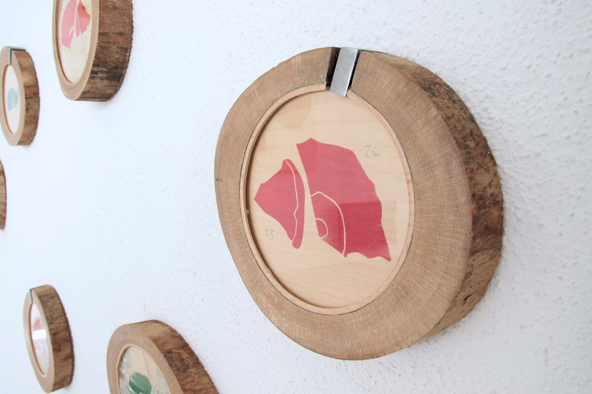 1128 {pré-à-vi}, (détail) installation de modules, bois de hêtre, linogravures sur feuilles de bois, verre, métal, 16cm de diamètre en moyenne, 2025